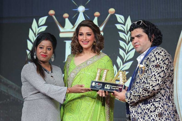 Mr. Naseem Khan Received the ILA Awards 2022 from Ms. Sonali Bendre