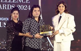 Mr. Naseem Khan received the GEA Award 2024 from Ms. Shilpa Shetty Kundra