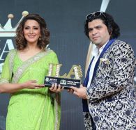 Mr. Naseem Khan Received the ILA Awards 2022 from Ms. Sonali Bendre