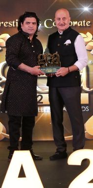 Mr. Naseem Khan received the GEA Award 2022 from Mr. Anupam Kher